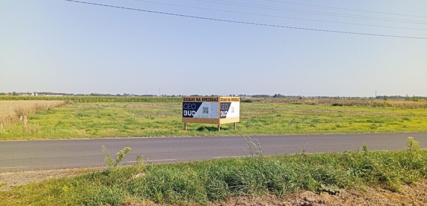 Na sprzedaż uzbrojone działki budowlane przy drodze asfaltowej – idealne miejsce do zamieszkania!