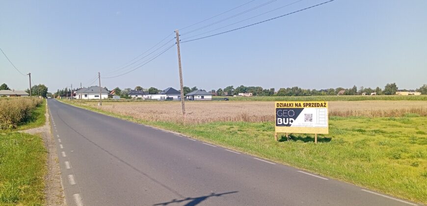 Na sprzedaż uzbrojone działki budowlane przy drodze asfaltowej – idealne miejsce do zamieszkania!